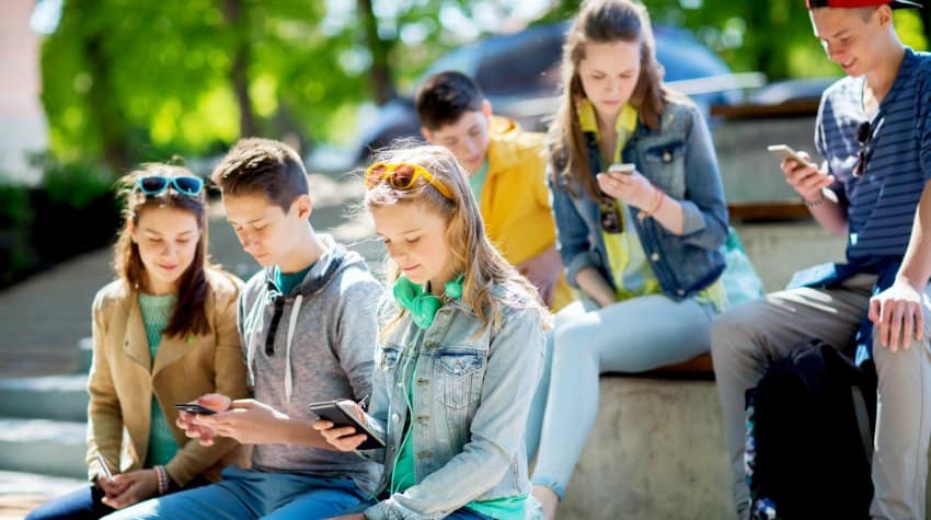 https://troubledteens.com/wp-content/uploads/2020/04/Teenage-internet-addiction-teens-in-trouble.jpg?utm_source=chatgpt.com